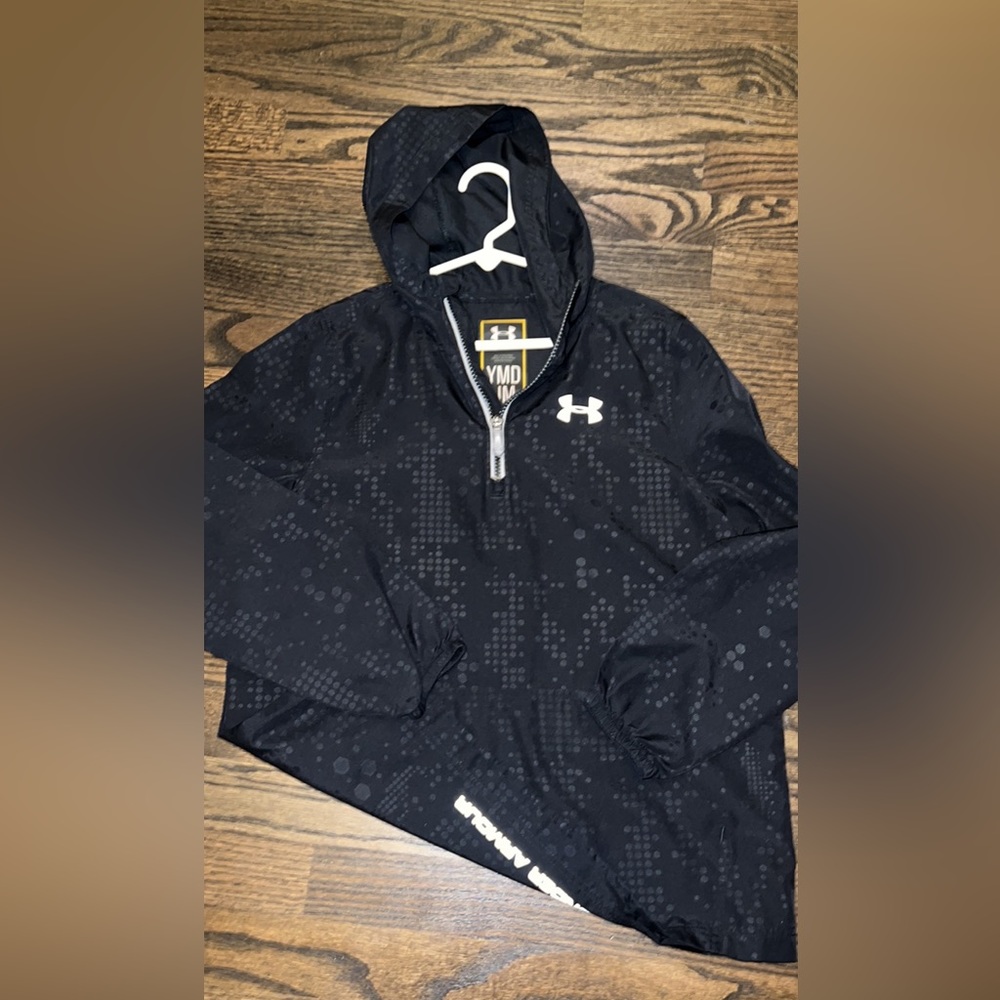 Like New 1/4 zip this rain/wind jacket very thin